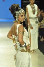 Model walks the ramp for Amrapali Jewels Pvt Ltd at IIJW Day 1 on 19th Aug 2012 (16).JPG